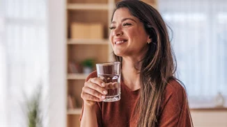 Γιατί δεν πρέπει ποτέ να αφήνετε ένα ποτήρι νερό στο κομοδίνο;