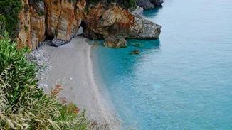 Η πιο εξωτική παραλία της Αττικής | Το "Μικρό Πήλιο" μοιάζει βγαλμένο από παραμύθι