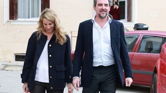 Χρυσή Βαρδινογιάννη - Νικόλαος Ντε Γκρες | Νέο ταξίδι σε ελληνικό προορισμό - Η casual εμφάνιση του ζευγαριού