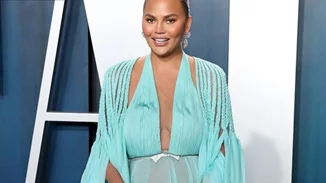 Η Chrissy Teigen απαντά με μία φωτογραφία στις κατηγορίες ότι χρησιμοποίησε παρένθετη μητέρα