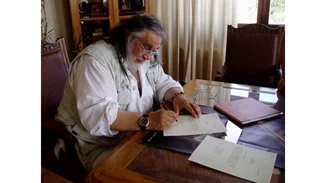 Έφυγε από τη ζωή ο μεγάλος Έλληνας συνθέτης Βαγγέλης Παπαθανασίου