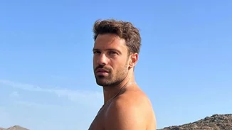 Ο Κωνσταντίνος Αργυρός στην Τήνο | Η πρώτη εμφάνιση μετά την είδηση ότι θα γίνει μπαμπάς- "Δε χωρούν δύο ωραίοι στο ίδιο νησί"