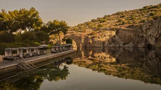 Lake Vouliagmeni x Zeus+Δione  | Η δημιουργική συνεργασία που μεταμορφώνει το εμβληματικό φυσικό τοπόσημο της Αθηναϊκής Ριβιέρας