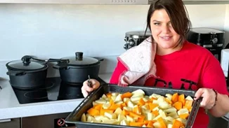 Δανάη Μπάρκα | Μαγειρεύει στην κουζίνα της το φαγητό που έχουμε συνδέσει με τα οικογενειακά τραπέζια