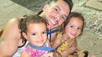 Λευτέρης Πετρούνιας | Στο τραμπολίνο με τις κόρες του