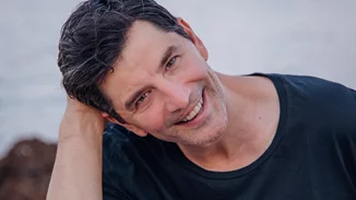 Ο Σάκης Ρουβάς απολαμβάνει τον καφέ του στο κρεβάτι και μας εύχεται "Καλημέρα"