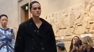 Μενδώνη για το Βρετανικό Μουσείο και την επίδειξη μόδας στην αίθουσα των Γλυπτών του Παρθενώνα  | "Προσβάλλουν το μνημείο"