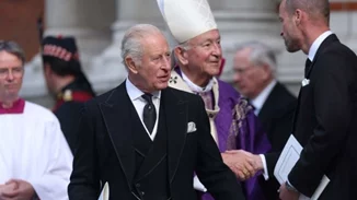 Βατικανό | Ο βασιλιάς Κάρολος και η Καμίλα σε μια ιστορική στιγμή δίπλα στον Πάπα