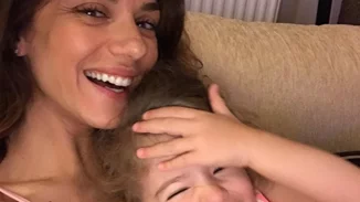 Εύα Τσιμιτσέλη | Ποζάρει για τον φακό της Βάσως Λασκαράκη με θέα το φεγγαρόφωτο