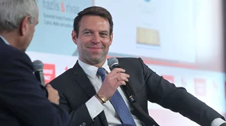 Στέφανος Κασσελάκης | Αγόρασε τριαντάφυλλο από πλανόδια πωλήτρια και το προσέφερε στον Tyler