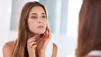 Οι καλύτερες spot θεραπείες για να εξαφανίσεις τα σπυράκια μέσα σε ένα βράδυ