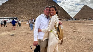 Η Μαριέττα Χρουσαλά και ο Λέων Πατίτσας με total white looks στην πιο #couplegoals φωτογραφία