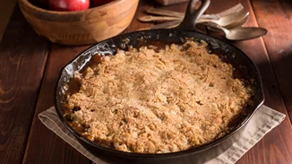 Πεντανόστιμη μηλόπιτα με βρώμη – εύκολη και λαχταριστή, μοιάζει με κραμπλ