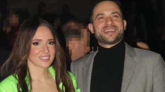 Καλομοίρα | Παιχνίδια με την κόρη της στο γρασίδι