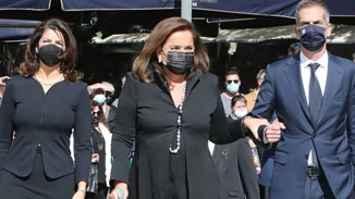 Ντόρα Μπακογιάννη | Το χειροκρότημα του κόσμου όταν έφτασε με μπαστούνι στην κηδεία της Φώφης Γεννηματά (vid)