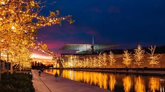 Ιδρυμα Σταύρχος Νιάρχος | H εντυπωσιακή χριστουγεννιάτικη φωταγώγηση και οι στολισμένες όχθες του Καναλιού (Βίντεο)