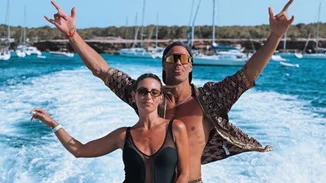 Αθηνά Οικονομάκου & Μπρούνο Τσερέλα | Απολαμβάνουν την πολυτέλεια σε παραλία της Πάρου