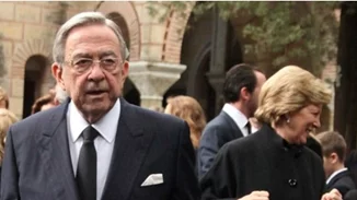 Κηδεία τέως βασιλιά | Μίνι λαϊκό προσκύνημα παρουσία βουλευτών της ΝΔ- Ισορροπίες Μητσοτάκη μεταξύ κεντρώων και... συμπαθούντων