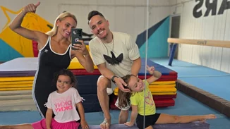 Το πιο γλυκό βίντεο | Η στιγμή που η μεγάλη κόρη, Σοφία της Βασιλικής Μιλλούση φροντίζει την αδερφή της, Λένια