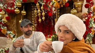 Σάκης Τανιμανίδης & Χριστίνα Μπόμπα | Αγκαλιά με τις κόρες τους μπροστά από το τζάκι