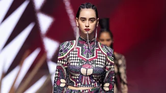 Η Peace&Chaos παρουσίασε τη συλλογή "Daughters of the Earth" στο MadWalk 2024 by Three Cents υπό τους ήχους της μουσικής της Πηνελόπης Αναστασοπούλου