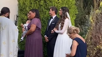 Ο ξέφρενος χορός του Άκη Πετρετζίκη και της Κωνσταντίνας Παπαμιχαήλ στον γάμο τους και το τραγούδι του γαμπρού