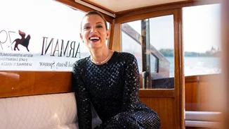 Young Βίκυ Καγιά | Δημοσίευσε σπάνιες φωτογραφίες από επίδειξη μόδας που ήταν μόλις 23 ετών