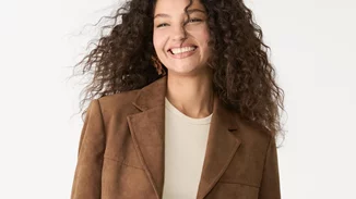 Αυτό το suede σακάκι από τη Stradivarius κοστίζει 39,99 ευρώ και είναι το πιο hot πανωφόρι για την άνοιξη