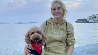 Η Γιούλικα Σκαφιδά ξεκουράζεται στον καναπέ του υπέροχου σαλονιού της, μαζί με τον σκύλο της, λίγο πριν γίνει για πρώτη φορά μαμά