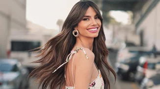 Η Ηλιάνα Παπαγεωργίου έπιασε την ανθοδέσμη σε γάμο που ήταν καλεσμένη στη Σαντορίνη