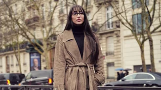 Αυτή η cropped suede καμπαρντίνα από τη Stradivarius είναι το τέλειο μεταβατικό πανωφόρι για την άνοιξη