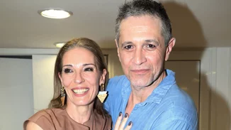 Αθηνά Μαξίμου και Αιμίλιος Χειλάκης | Τρελά ερωτευμένοι μετά από 21 χρόνια γάμου - Το τρυφερό φιλί στην πρεμιέρα