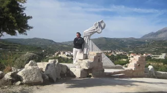 Ο γλύπτης που δημιουργεί έργα διαμαρτυρίας για την επιστροφή των γλυπτών του Παρθενώνα