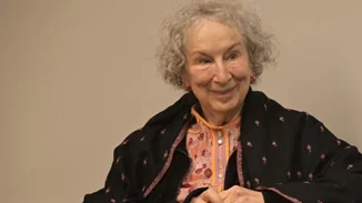 Αμβλώσεις στις ΗΠΑ | Η Μargaret Atwood απαντά στη δυστοπική απειλή απαγόρευσής τους