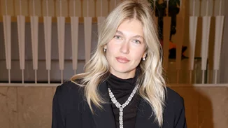 Το ανδρικό σακάκι της Κλέλιας Ανδριολάτου είναι η απόδειξη ότι πρέπει να "κλέψεις" το πανωφόρι του αγοριού σου το συντομότερο