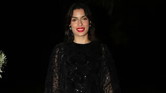 Η Τόνια Σωτηροπούλου προτείνει τον έξυπνο τρόπο για να αναβαθμίσεις τα looks με μαύρο φόρεμα