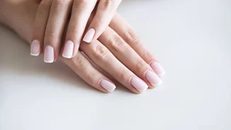 Ξέχνα το γαλλικό μανικιούρ | Το νέο nail trend που το έχει ήδη αντικαταστήσει