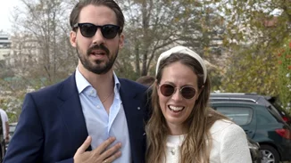 Nίνα Φλορ | Με tweed παλτό και chic flat μπότες στο οικογενειακό δείπνο σε εστιατόριο στην Κηφισιά