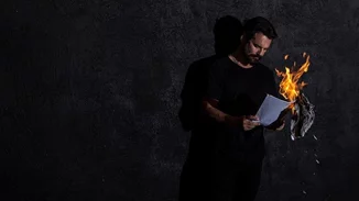 "Ο Σαίξπηρ ζει στο καταφύγιο" | O Νίκος Γραμματικός σκηνοθετεί τον μονόλογο ρέκβιεμ του Γιώργου Σκούρτη