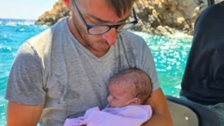 Συγκλονιστικό βίντεο από τη διάσωση του "Ιωνά", ενός προσφυγόπουλου 50 ημερών, στην Τήλο