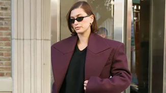 Αυτό το burgundy παλτό από τη Zara είναι το hero piece που χρειάζεσαι αυτόν το χειμώνα στη συλλογή σου