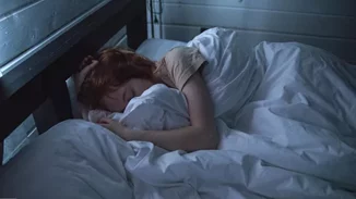 Ταινία... στο στόμα; Η δημοφιλής τάση που υπόσχεται ποιοτικό ύπνο - πόσο ασφαλής είναι;