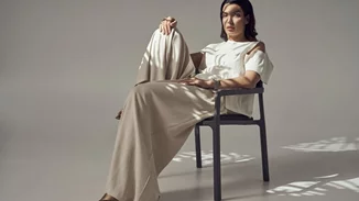 Τόνια Σωτηροπούλου | Το French chic σύνολό της με pinstripe φούστα και μπερέ από ελληνικό brand