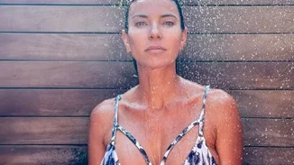 Η Μαρίνα Βερνίκου με micro μεταλλιζέ μπικίνι στην έρημο