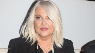 Ρούλα Κορομηλά | Η στιλάτη εμφάνιση με λευκό σύνολο και λευκά γυαλιά ηλίου