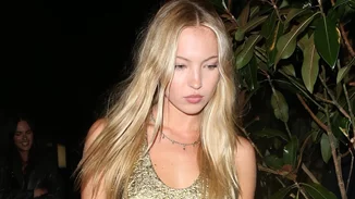 Η Lila Moss σε μία iconic εμφάνιση που μας θύμισε τη μαμά της, Kate Moss