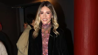 Αναρωριέσαι ποιο πανωφόρι ταιριάζει με όλα τα looks των γιορτών; Η Αθηνά Οικονομάκου προτείνει