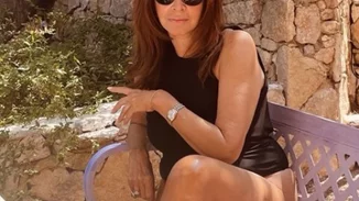 Μιμή Ντενίση | Ποζάρει με μαγιό χωρίς φίλτρα στα 68 της και εντυπωσιάζει