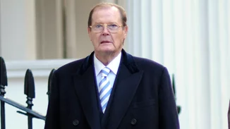 Ρότζερ Μουρ | Ο δανδής χιουμορίστας, το μοντέλο οδοντόκρεμας που θριάμβευσε ως 007