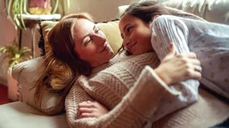 Η μέρα που κατάλαβα ότι για να μου μιλήσει η έφηβη κόρη μου, έπρεπε να "το βουλώσω"!